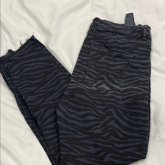 Zara Pants - Zara Black and Gray Zebra Print Cropped Pants